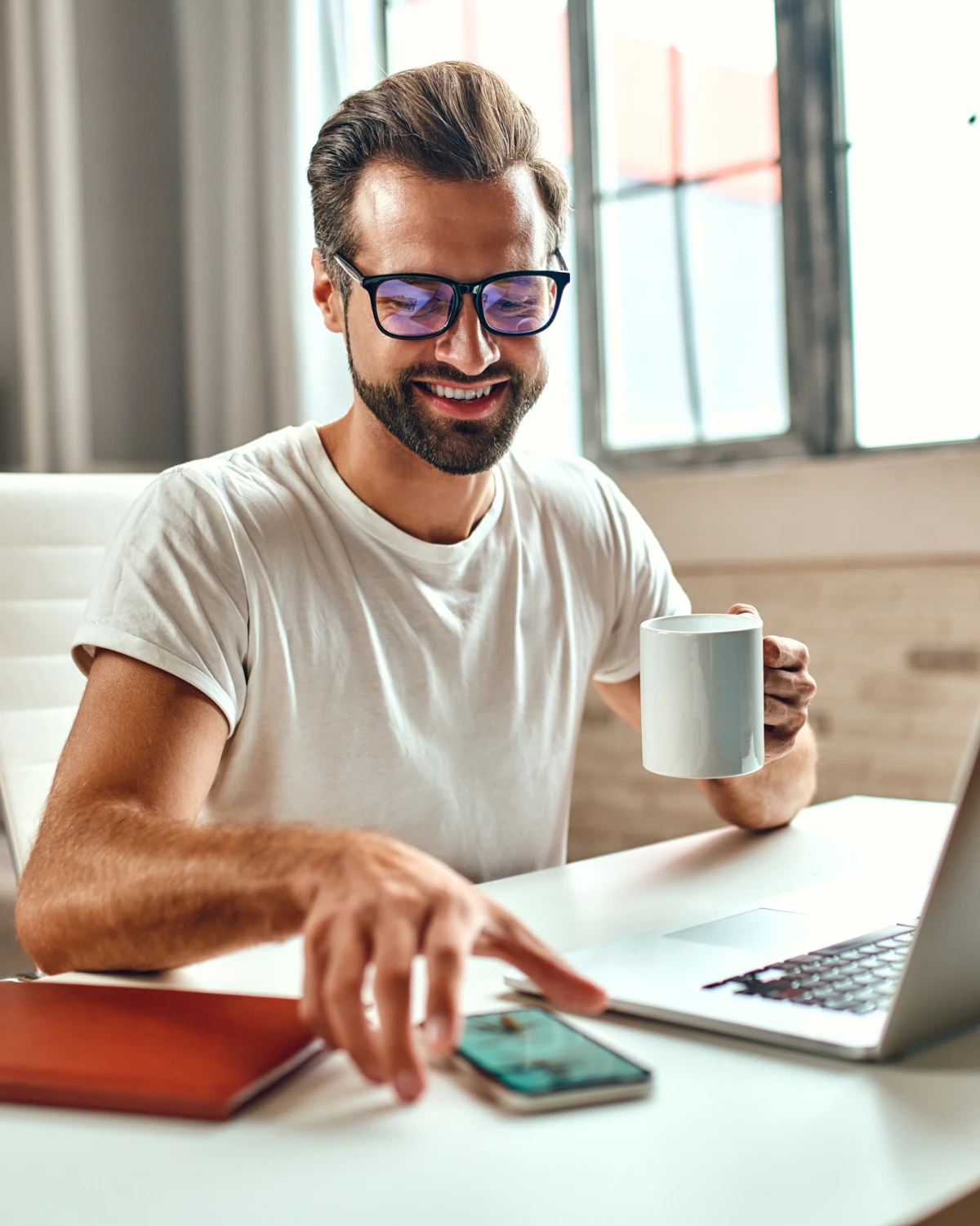 Persona haciendo compra y venta de divisas: Facilidad y seguridad en operaciones cambiarias